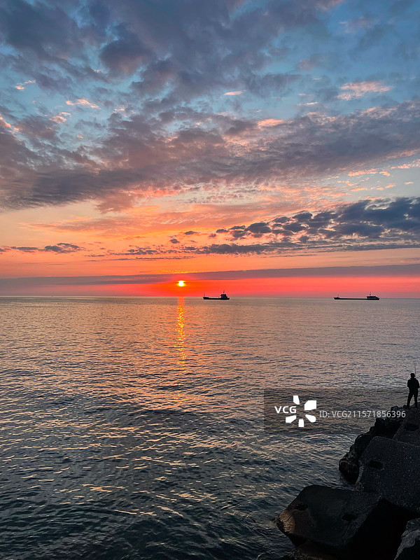 日落时分，海面与天空的美丽景色，土耳其宗古尔达克市中心图片素材