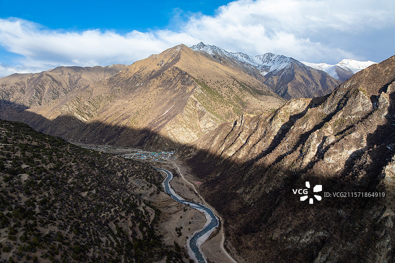 西藏工布江达县加兴乡白朗村的白唇鹿自然保护区风景图片素材