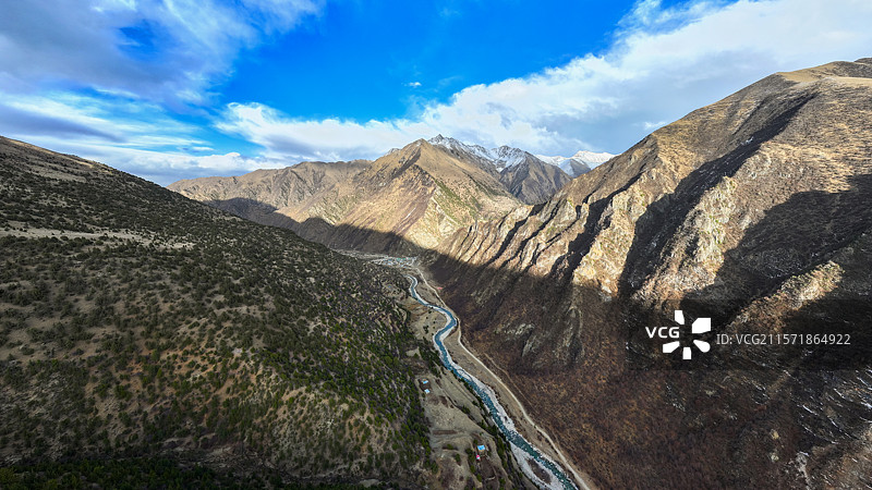 西藏工布江达县加兴乡白朗村的白唇鹿自然保护区风景图片素材