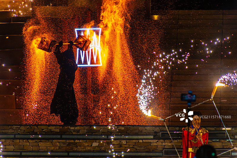 火壶（千年窑火颂风华主题演艺）-宜兴窑湖小镇图片素材