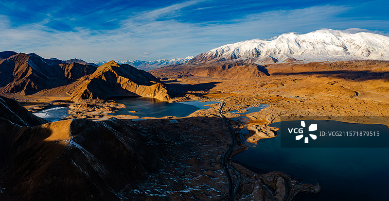 航拍午后新疆帕米尔高原公格尔九别峰与喀拉库勒湖巴色克库勒湖双湖图片素材