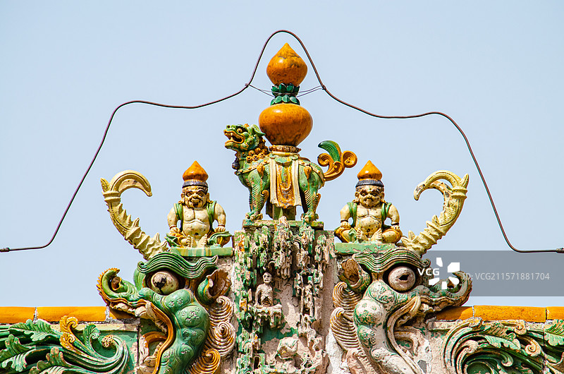 中国山西临汾洪洞县广胜寺景区，唐僧扫塔飞虹塔世界最高多彩琉璃塔和神龛里的神像，户外白昼无人图像摄影图片素材