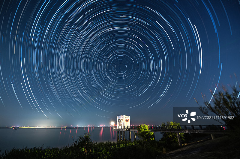 夏夜星轨与银河图片素材