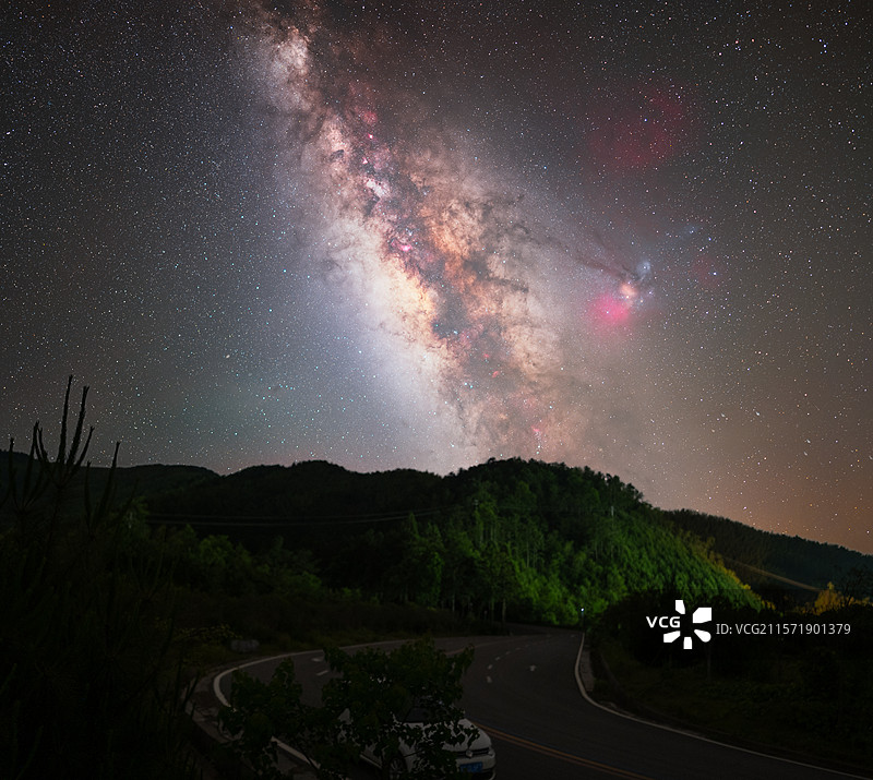 夏季北半球大围山的milky way同机位不同图图片素材
