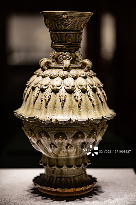 陶瓷故宫博物院武英殿陶瓷馆藏北朝青釉塑贴飞天团龙纹六系莲花尊图片素材