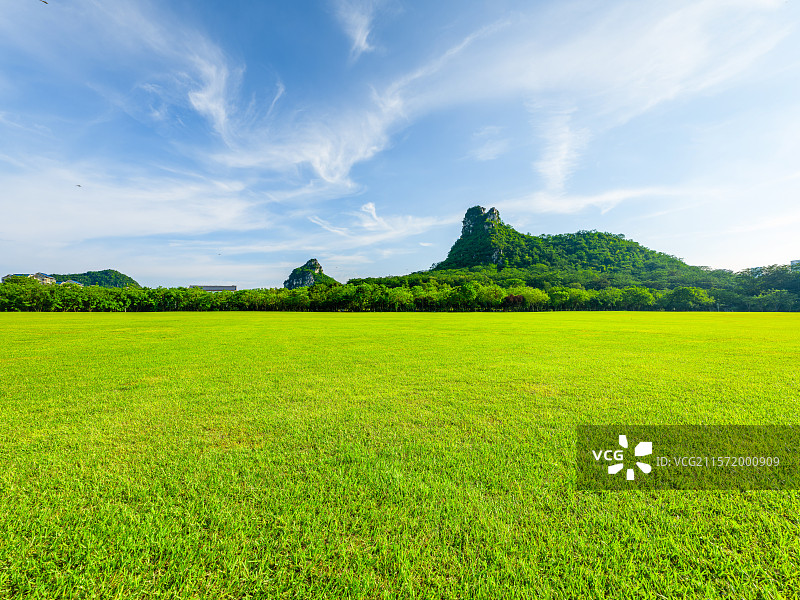 广西柳州马鹿山公园大草坪、大草地与青山绿树蓝天白云风光图片素材