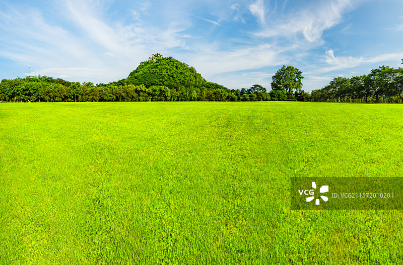 广西柳州马鹿山公园大草坪、大草地与青山绿树蓝天白云风光图片素材