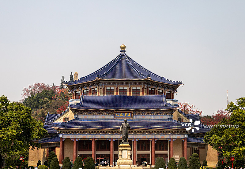 中山纪念堂主体建筑和孙中山铜像图片素材