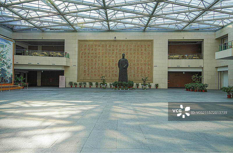 山东烟台福山区王懿荣纪念馆中间透光大厅一角及玻璃天幕图片素材