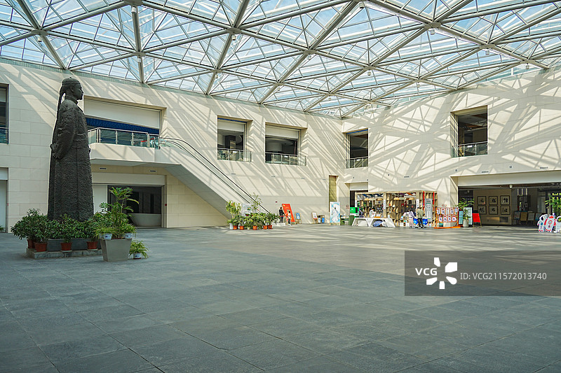 山东烟台福山区王懿荣纪念馆中间透光大厅一角及玻璃天幕图片素材