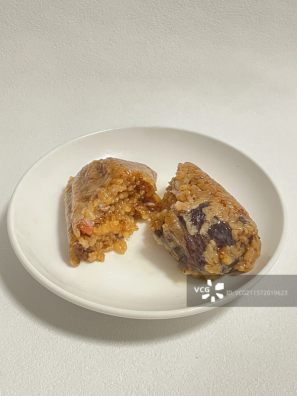 白盘中剥开的肉粽食材特写图片素材