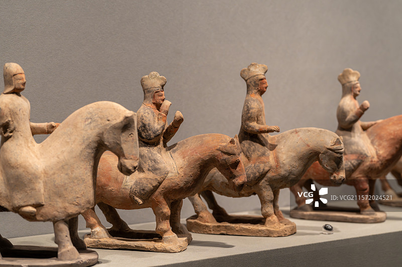 山西博物院北魏鸡冠帽武士俑图片素材