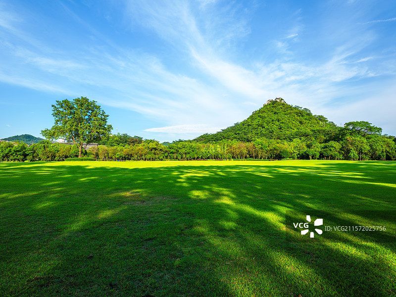 广西柳州马鹿山公园大草坪、大草地与青山绿树蓝天白云风光图片素材