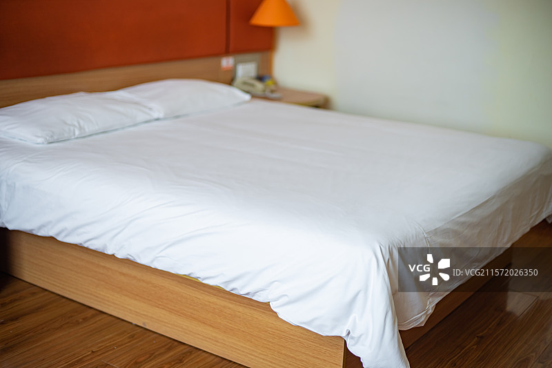 中国室内酒店宾馆招待所民宿拍摄主题，室内住宅环境和双人床，室内无人图像摄影图片素材
