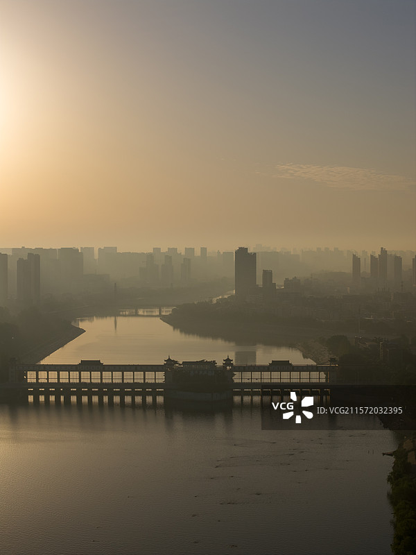 河南周口 川汇区 汉阳路 沙颍河 大闸 水坝 城市天际线 日出 朝霞 反射 橘色 竖幅图片素材