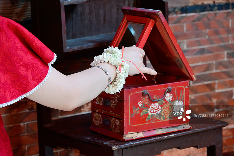 泉州浔埔村簪花围服饰美女图片素材