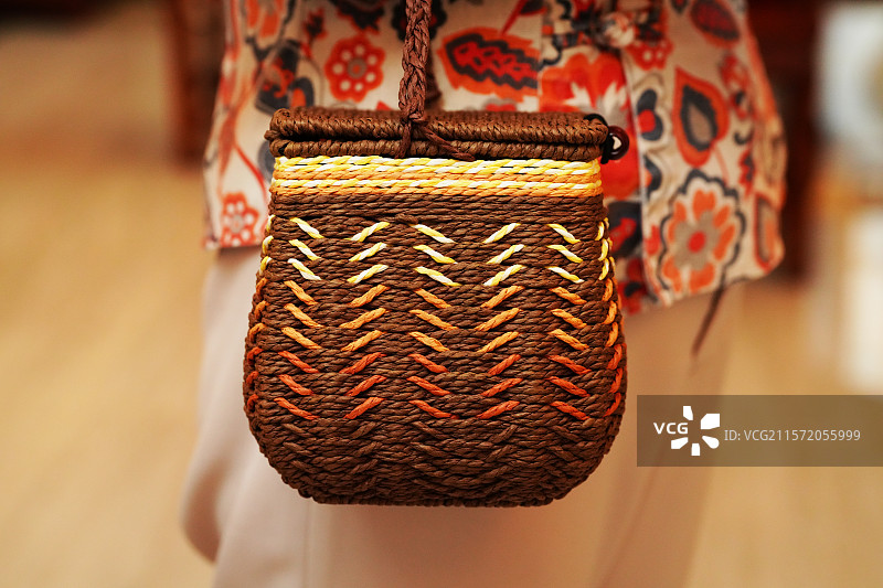 装茶叶的红色茶罐图片素材