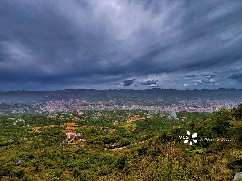 甘肃陇南鸡峰山顶视角下的成县远景风光图片素材