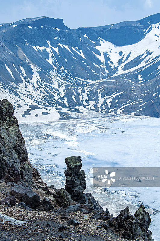 雪山下的石堆图片素材