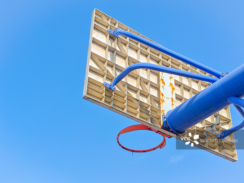 蓝天下的篮球框图片素材