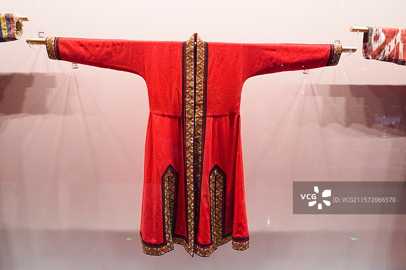 北京服装学院民族服饰博物馆藏柯尔克孜族绣花婚礼女袍图片素材