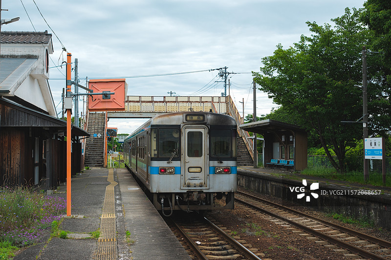 日本德岛板东站，老旧的JR列车驶离站台图片素材