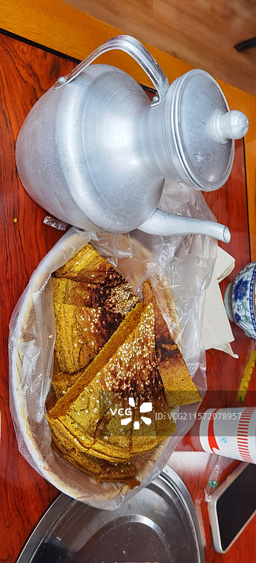 香格里拉独克宗古城藏族特色藏餐青稞苦荞饼酥油茶图片素材