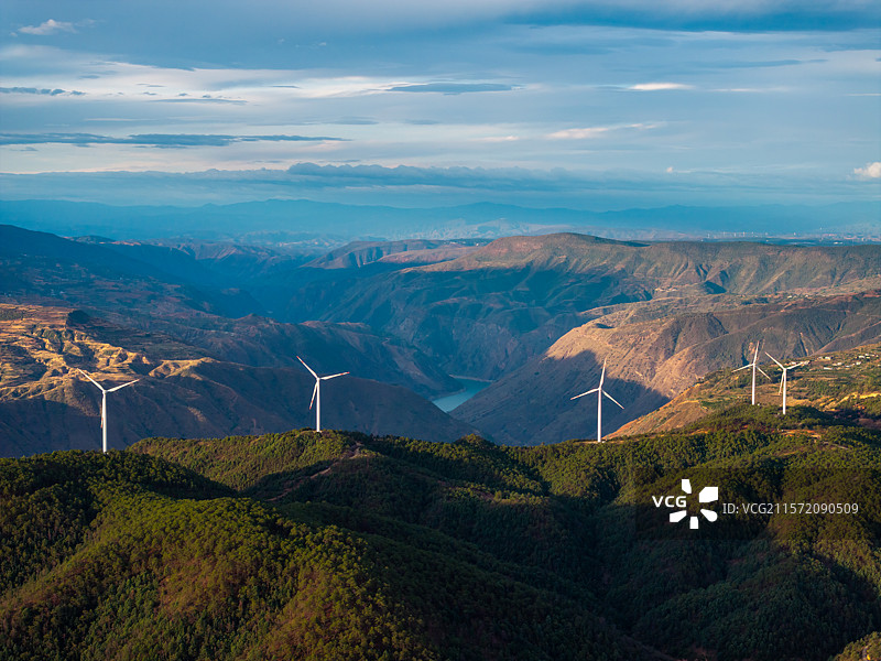 四川攀枝花迤沙拉山谷和风力发电机图片素材