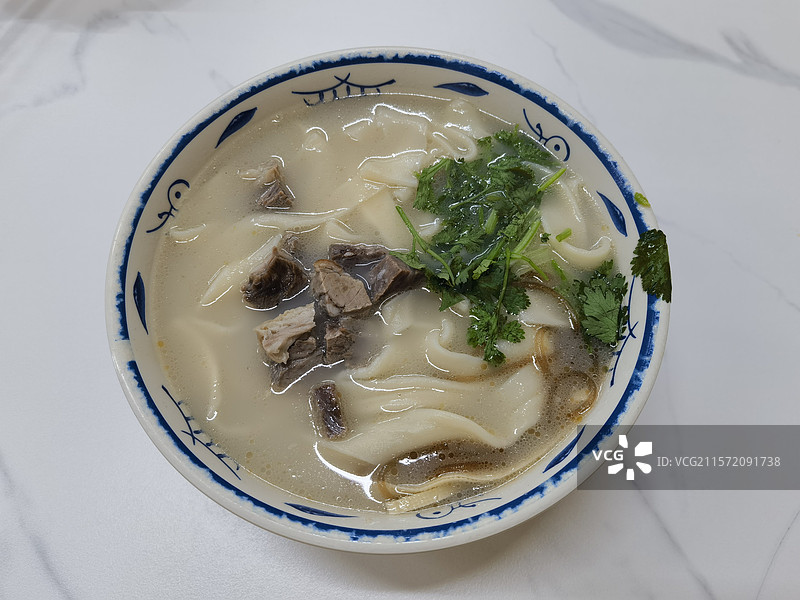 烩面、羊肉、高汤、炝锅烩面、粉丝、木耳、黄花菜、豆腐、海带、香菜、辣椒、糖蒜图片素材