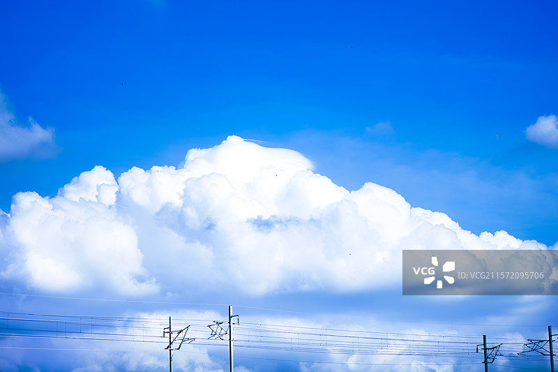 静怡的环境，蓝蓝的天空、仿佛置身在宫崎骏的动画中图片素材