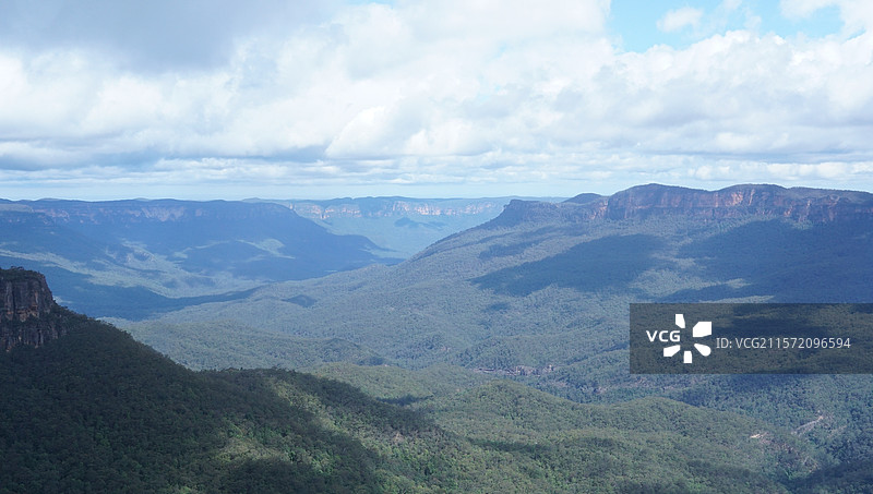澳洲蓝山，山峦起伏，绿树成荫，天空白云飘浮，自然风光壮丽。图片素材