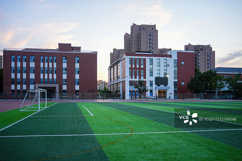 傍晚淄博市张店区祥瑞园小学校园操场建筑物图片素材