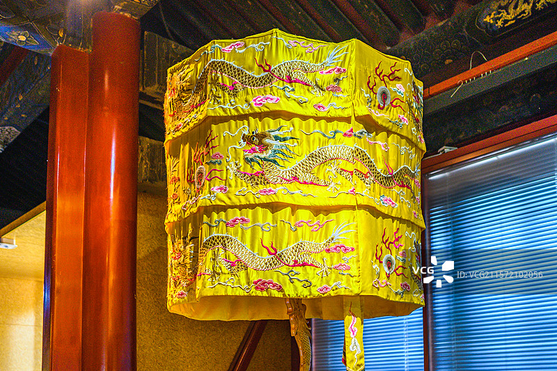 清代皇家御用黄色祥龙祭祀大典黄罗伞盖图片素材