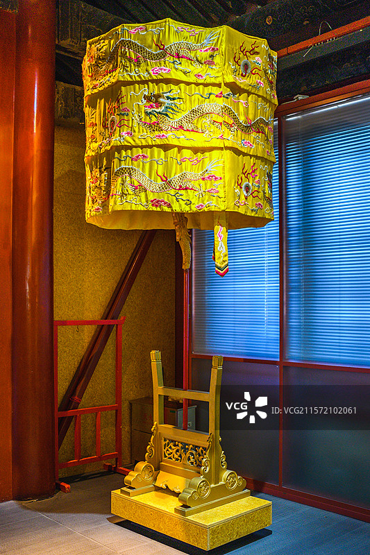 清代皇家御用黄色祥龙祭祀大典黄罗伞盖图片素材