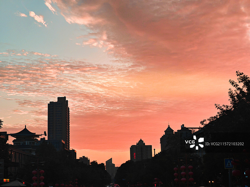 彩色晚霞下的城市建筑图片素材