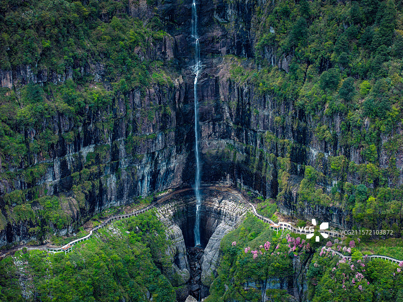 四川眉山瓦屋山瀑布高山杜鹃绿色自然风光图片素材