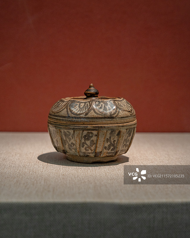 深圳博物馆展示泰国的文物铁绘植物纹八角盒图片素材