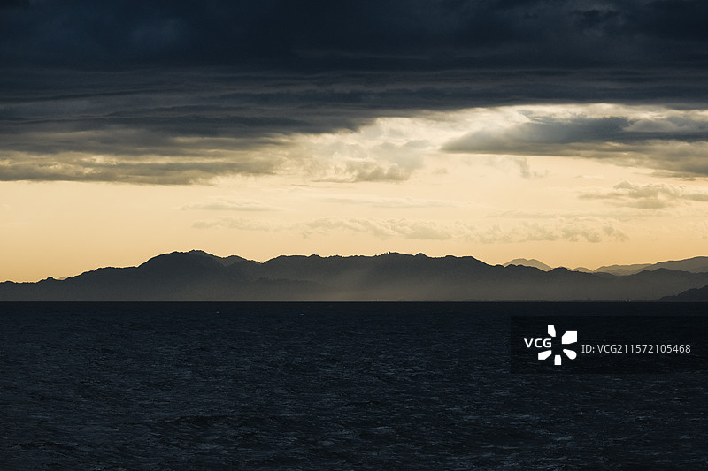 骏河湾渡轮上的宁静旅程：眺望无垠海洋与天空图片素材