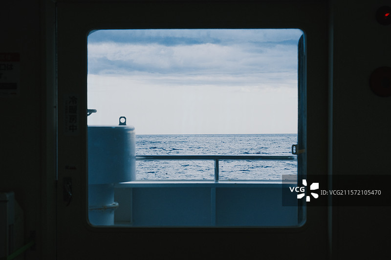 骏河湾渡轮上的宁静旅程：眺望无垠海洋与天空图片素材