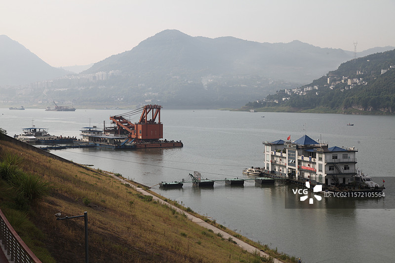 重庆市云阳县的长江三峡水库和船舶图片素材