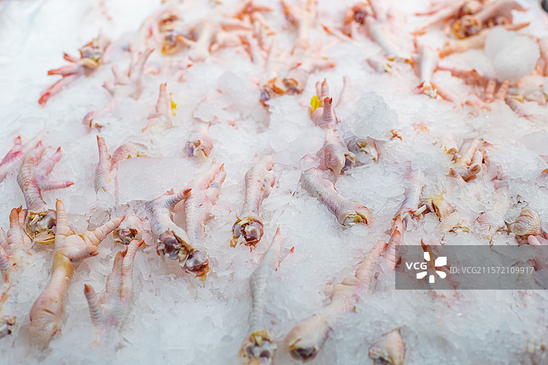 中国食品产业拍摄主题，传统经典中国食品，集市货摊上摆放着美味的鸡爪子，室内图像摄影图片素材