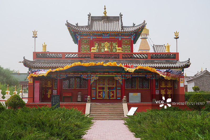 内蒙古自治区鄂尔多斯市乌审旗，狂沙中的乌审召庙图片素材