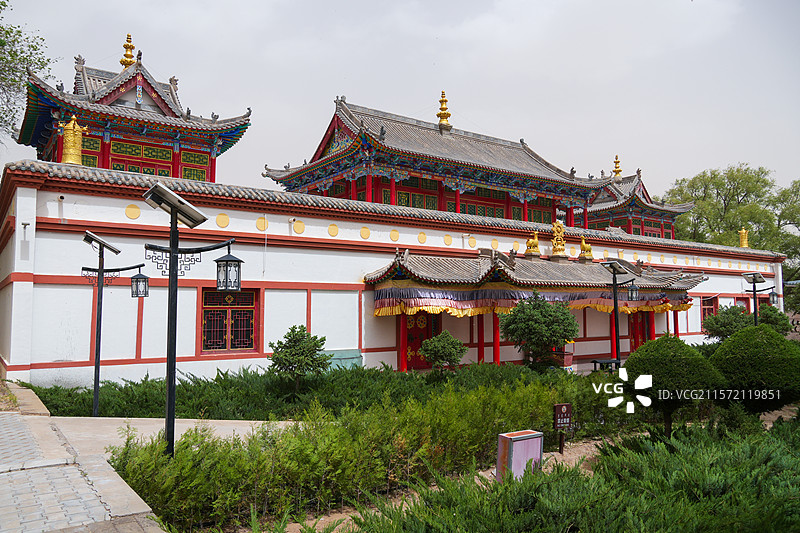 内蒙古自治区鄂尔多斯市乌审旗，狂沙中的乌审召庙图片素材