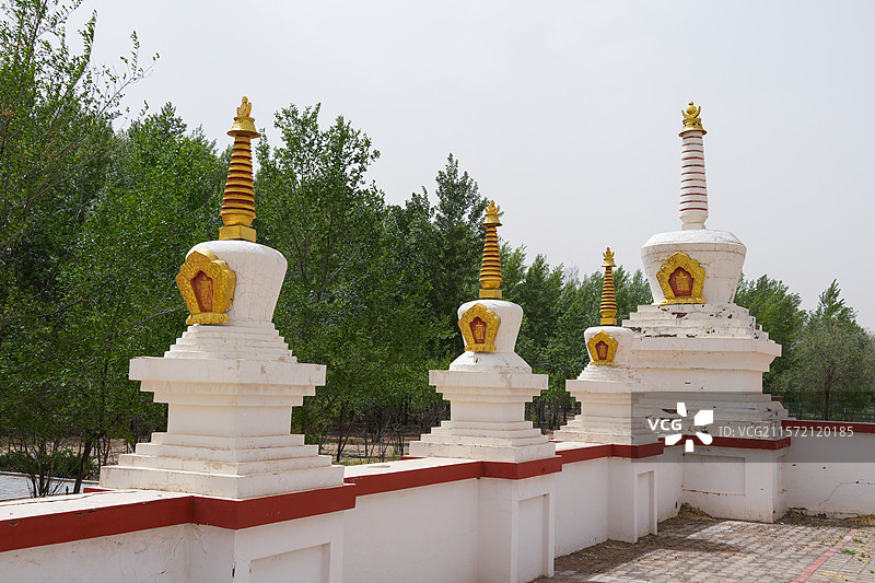 内蒙古自治区鄂尔多斯市乌审旗，狂沙中的乌审召庙图片素材