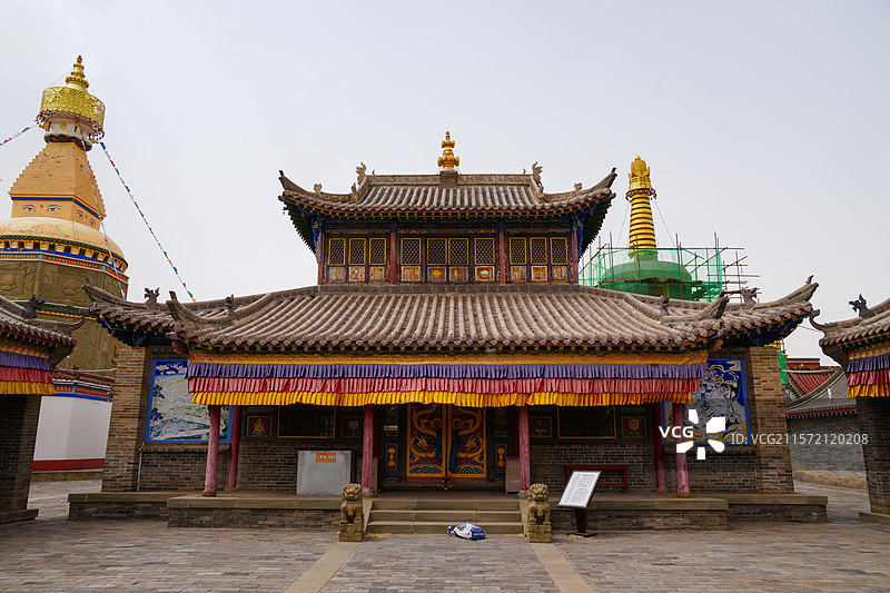 内蒙古自治区鄂尔多斯市乌审旗，狂沙中的乌审召庙图片素材