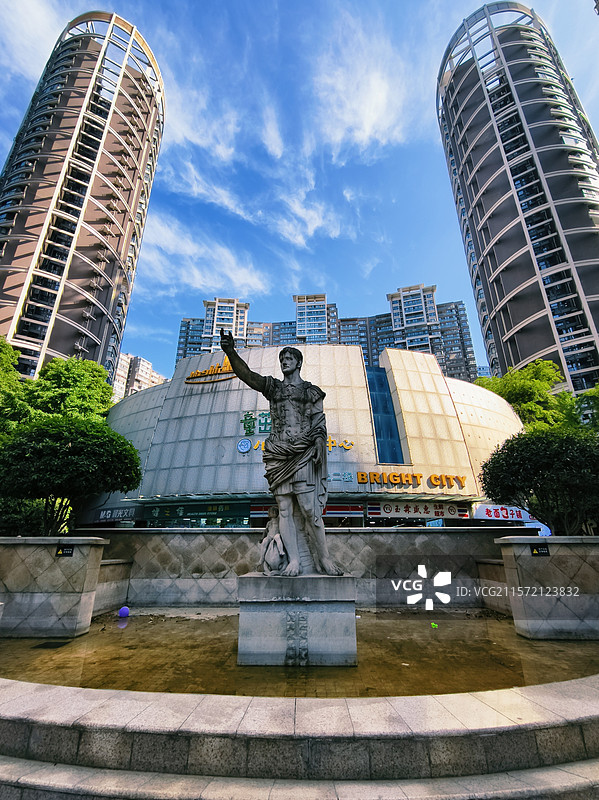 光明城市阿波罗广场仰望蓝天，城市的建筑在阳光下显得格外壮丽。每一栋高楼都承载着无数人的梦想与故事。图片素材