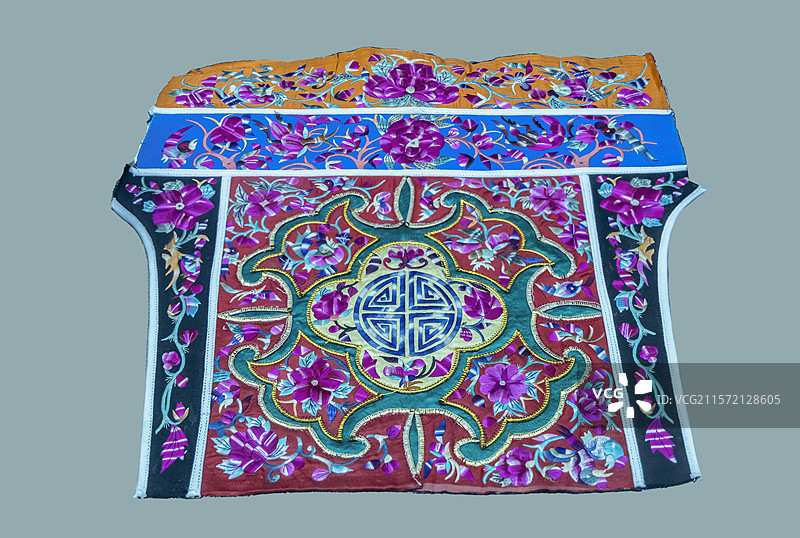 广西民族博物馆“壮族文化展”：壮族黑地花蝶刺绣背带心（现代，广西天峨）图片素材