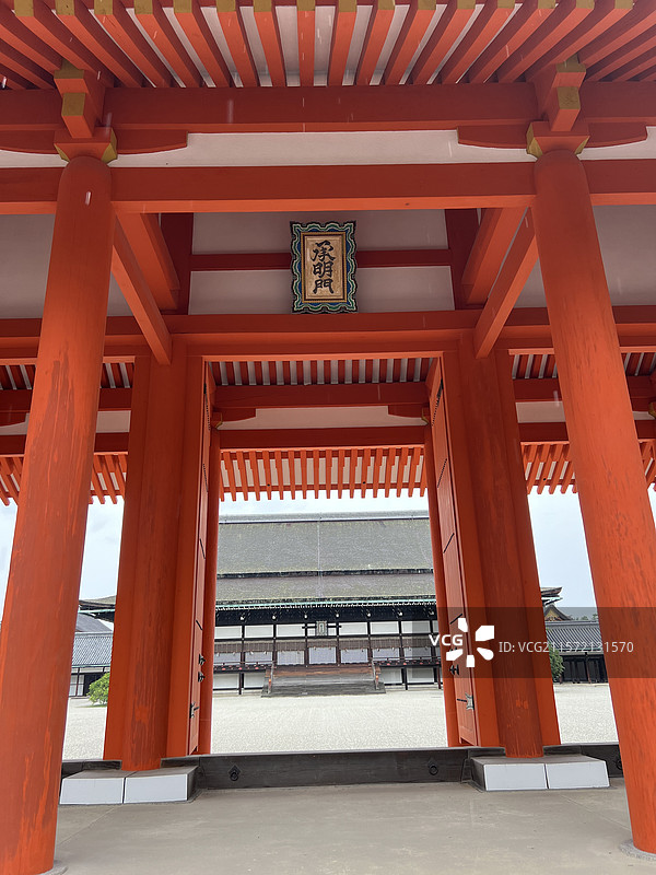 晴空下传统木制建筑结构的多角度视图、包含房顶、横梁与大门、立柱（京都京都御所）图片素材