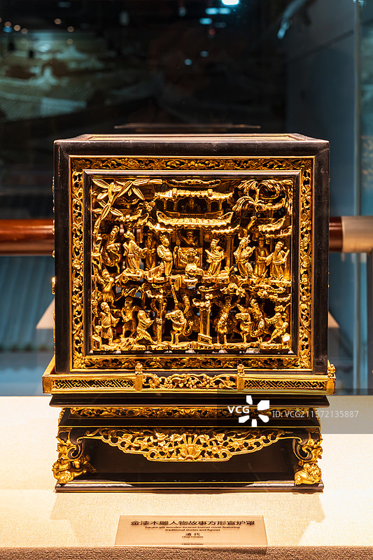 古代金色雕刻装饰盒图片素材