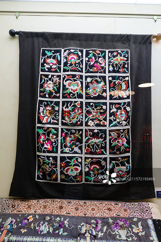 广西民族博物馆壮族文化展花鸟刺绣背带心富贵双全刺绣背带心织锦被面黑地花蝶刺绣背带心绣花帐帘图片素材